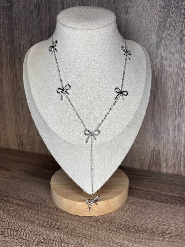 Collier en forme Y orné de six nœuds pavés moyens