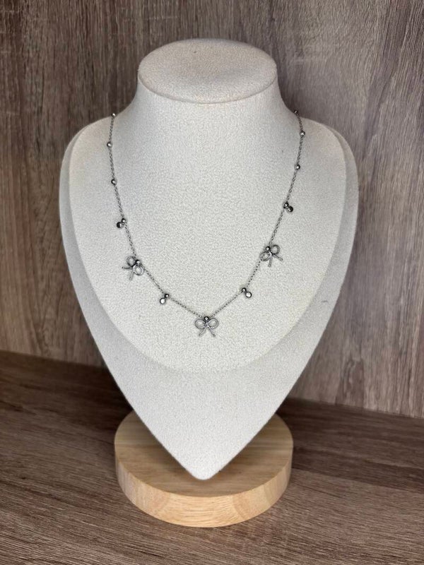 Collier chaîne fine avec des billes orné de nœuds et de strass