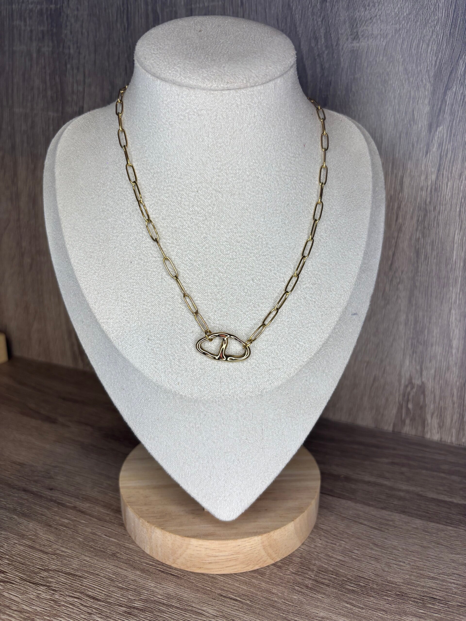 Collier doré pendentif ovale séparé martelé