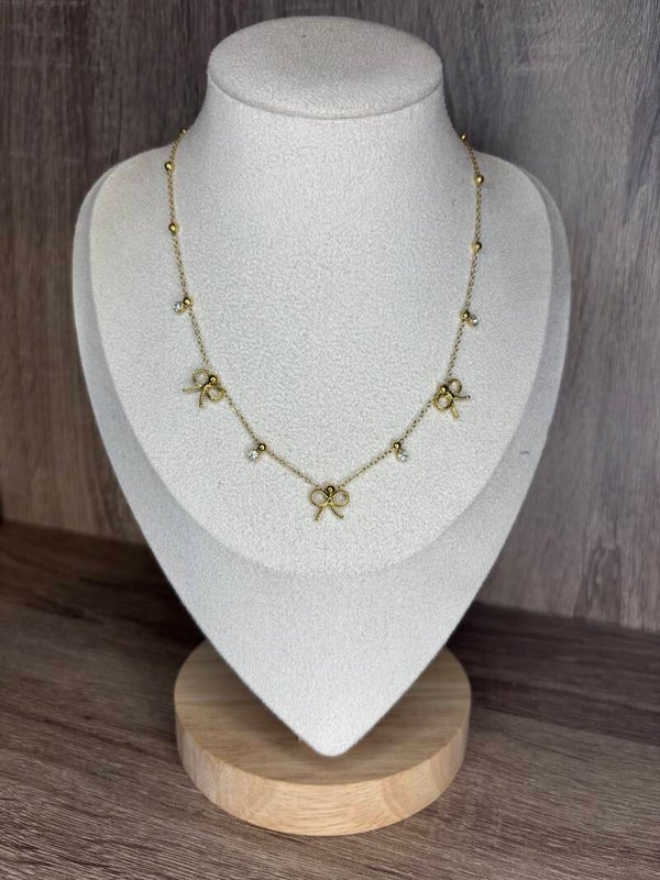 Collier chaîne fine avec des billes orné de nœuds et de strass