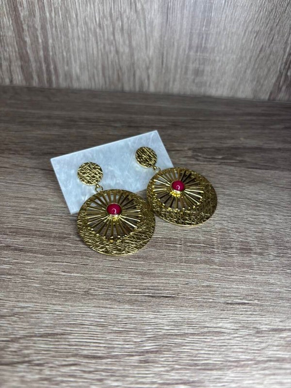 Boucles d'oreilles dorées pendantes avec pierre fuchsia