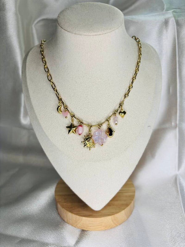 Collier doré à maillons ovales orné de charms célestes et trèfle à quatre feuilles roses