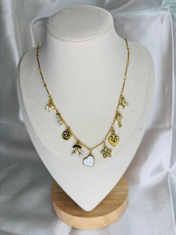 Collier à breloques cœur et charms porte bonheur