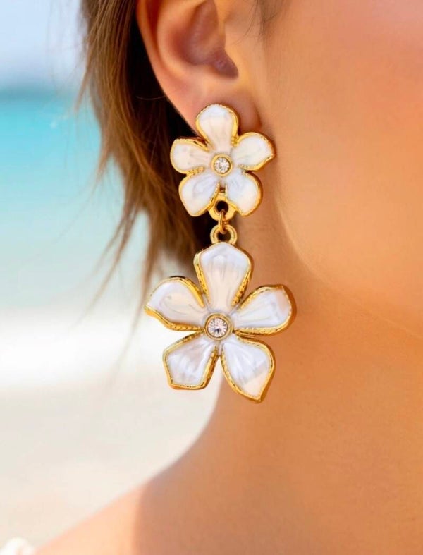 Boucles d’oreilles fleurs blanches doré