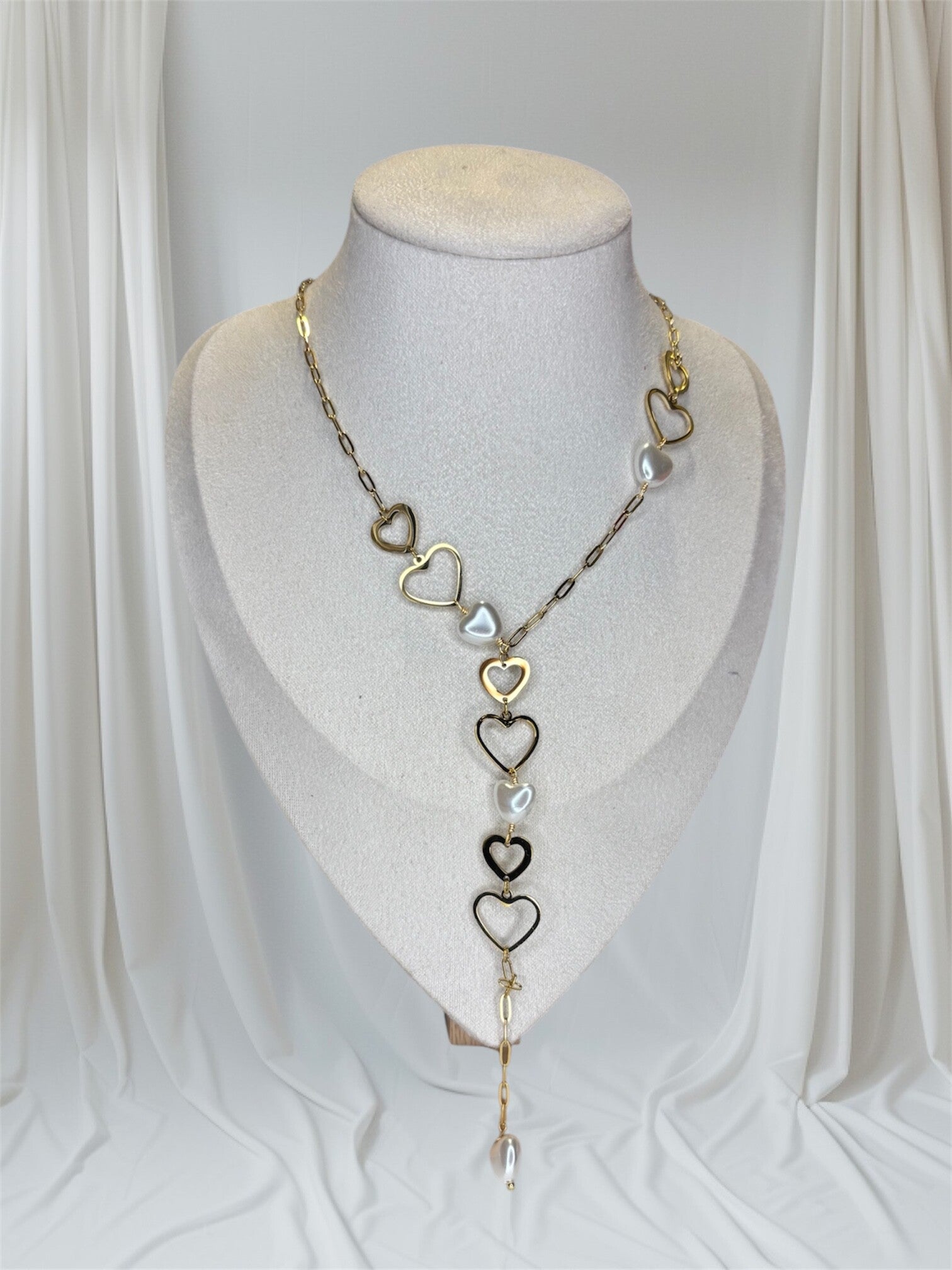 Collier doré en Y cœur ajouré et perle blanche