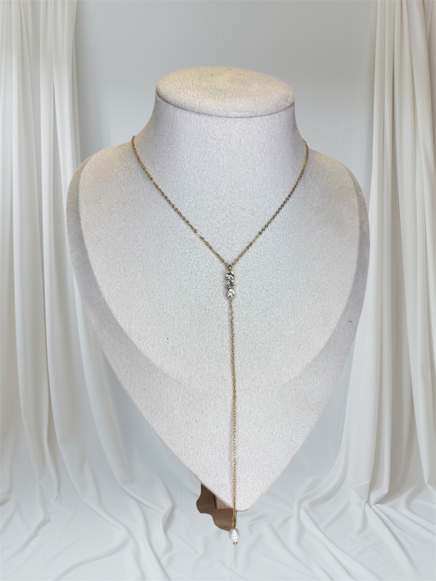 Collier triple strass en Y avec une perle