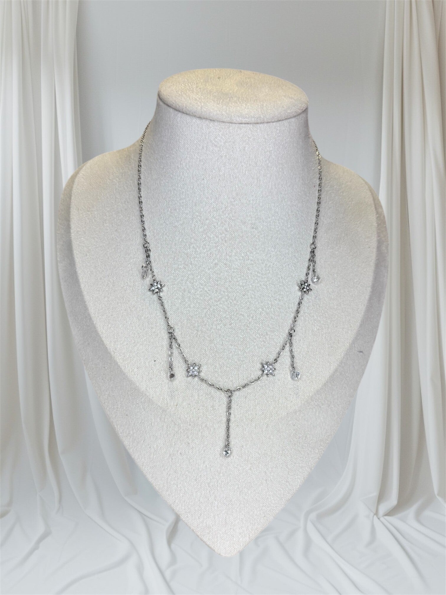 Collier argenté chaîne fine avec pampilles étoiles strassées et gouttes de cristal