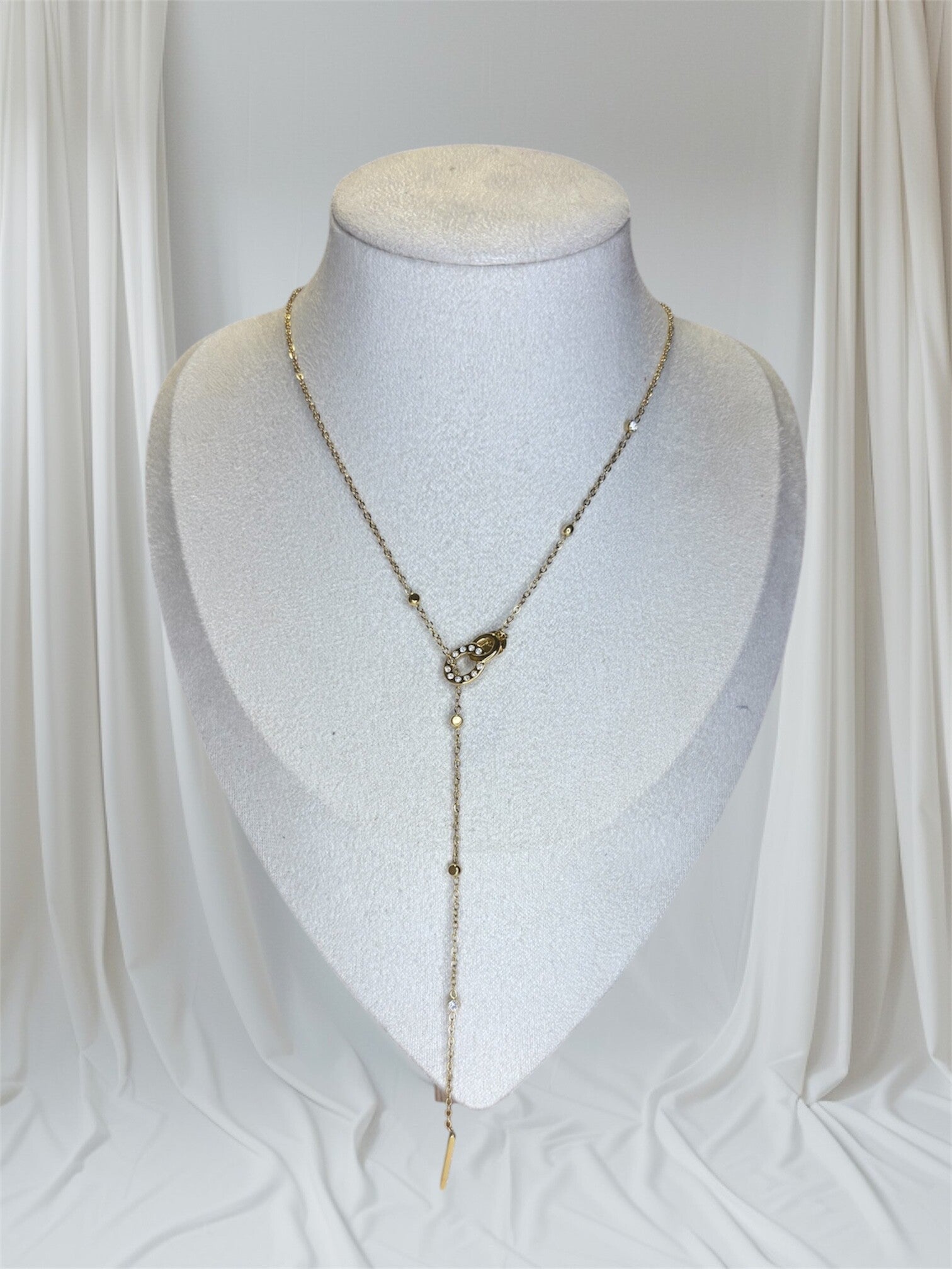 Collier doré chaîne fine sertie de strass fermoir toggle barre verticale strassée