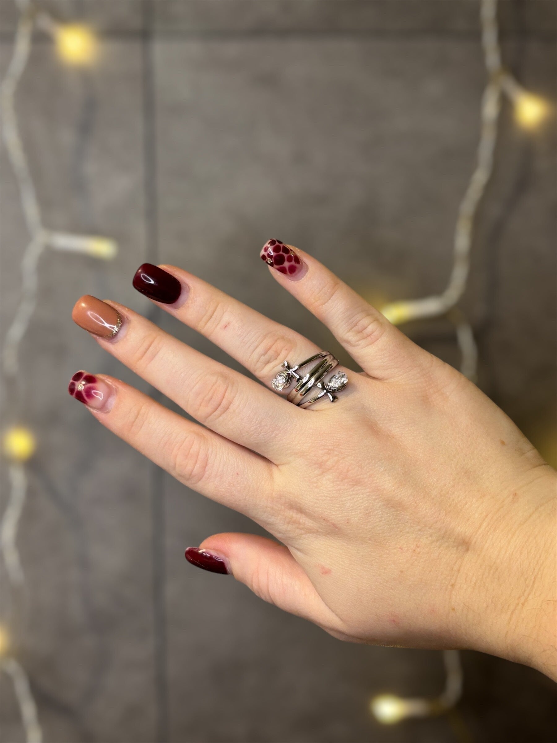 Bague semi épaisse argentée ajustable ornement fleurs avec strass gouttes