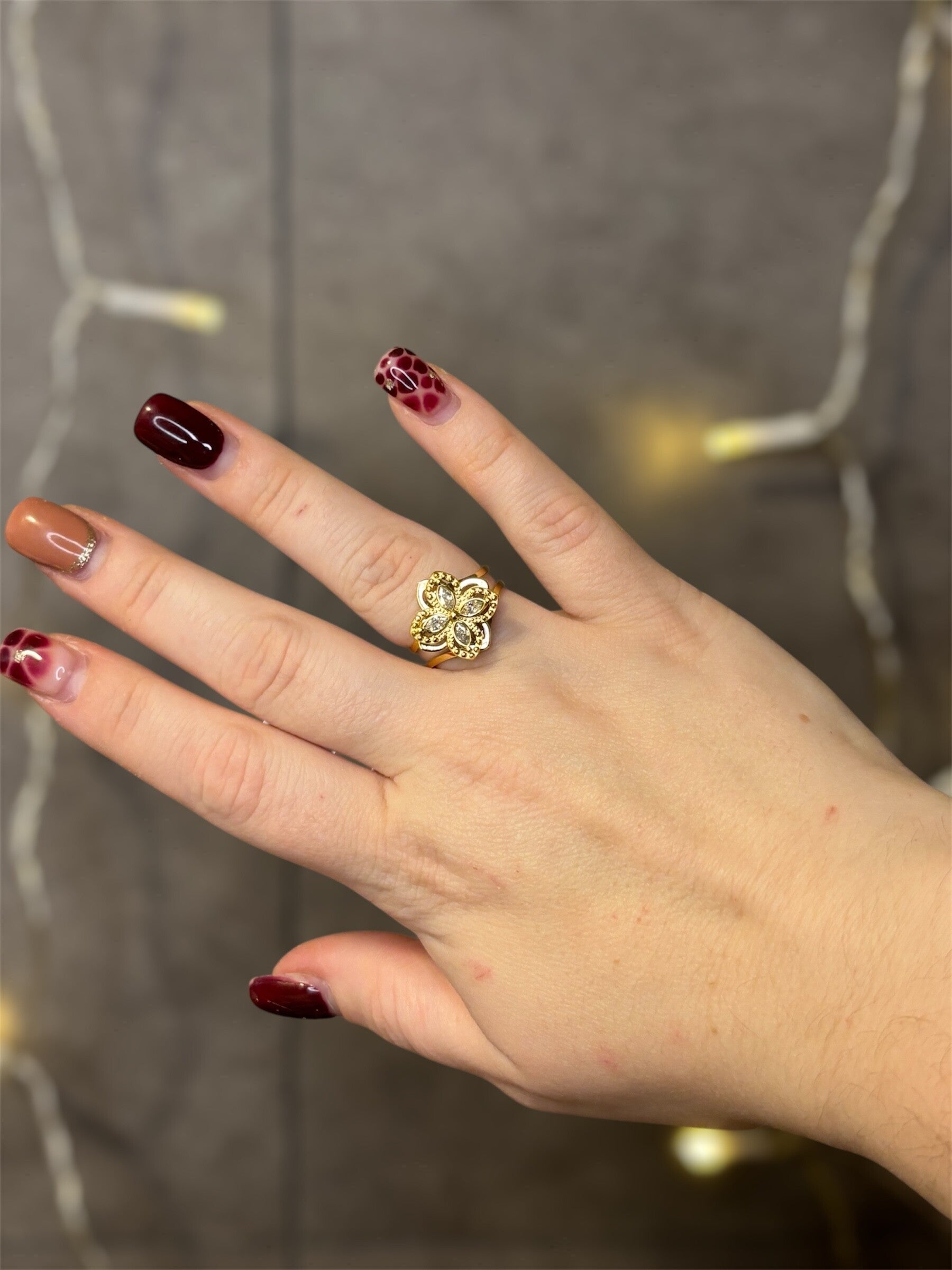 Bague ajustable anti-stress dorée fleur 4 pétales strassées