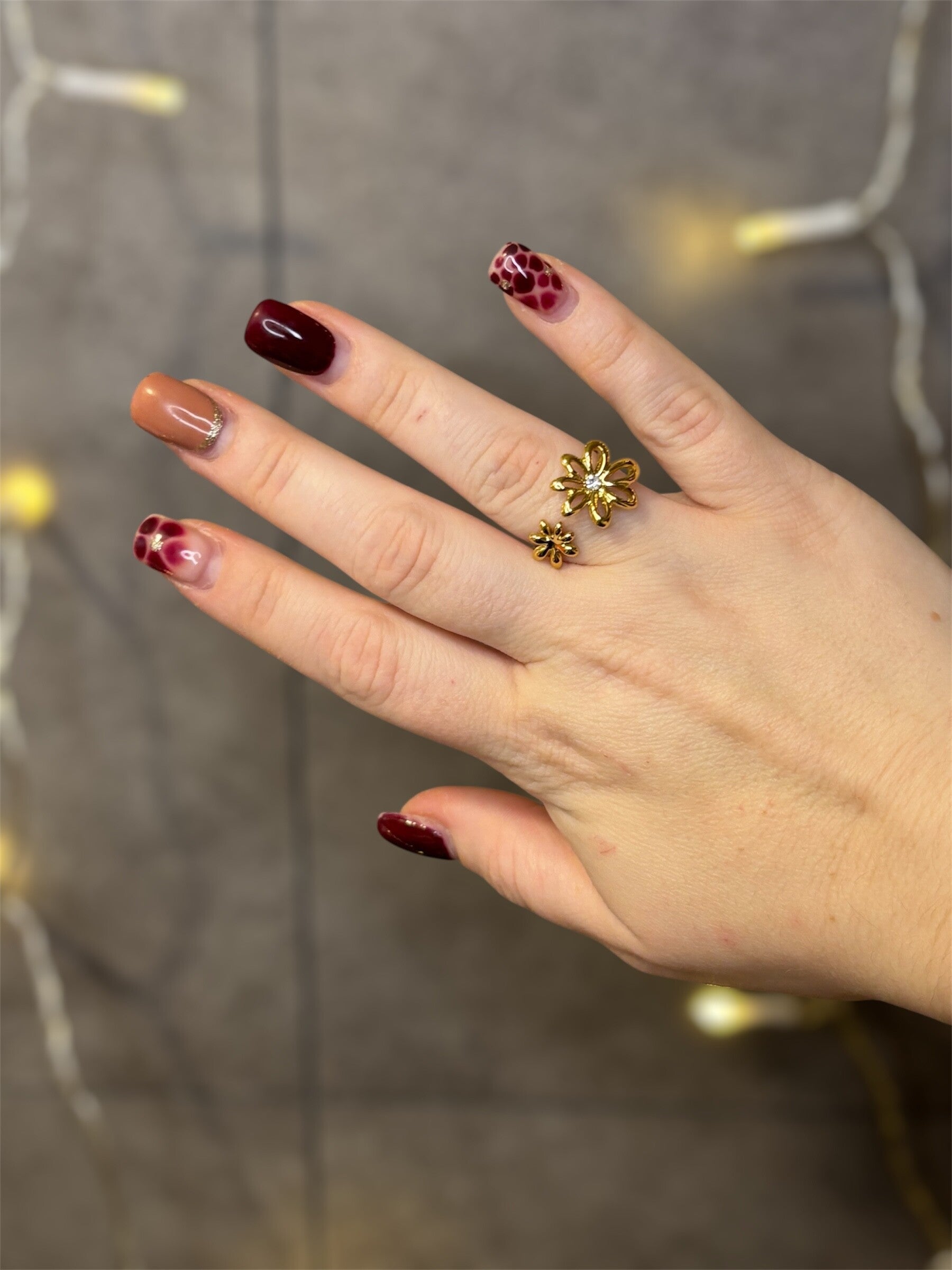 Bague dorée ouverture avant motifs double fleur avec un strass