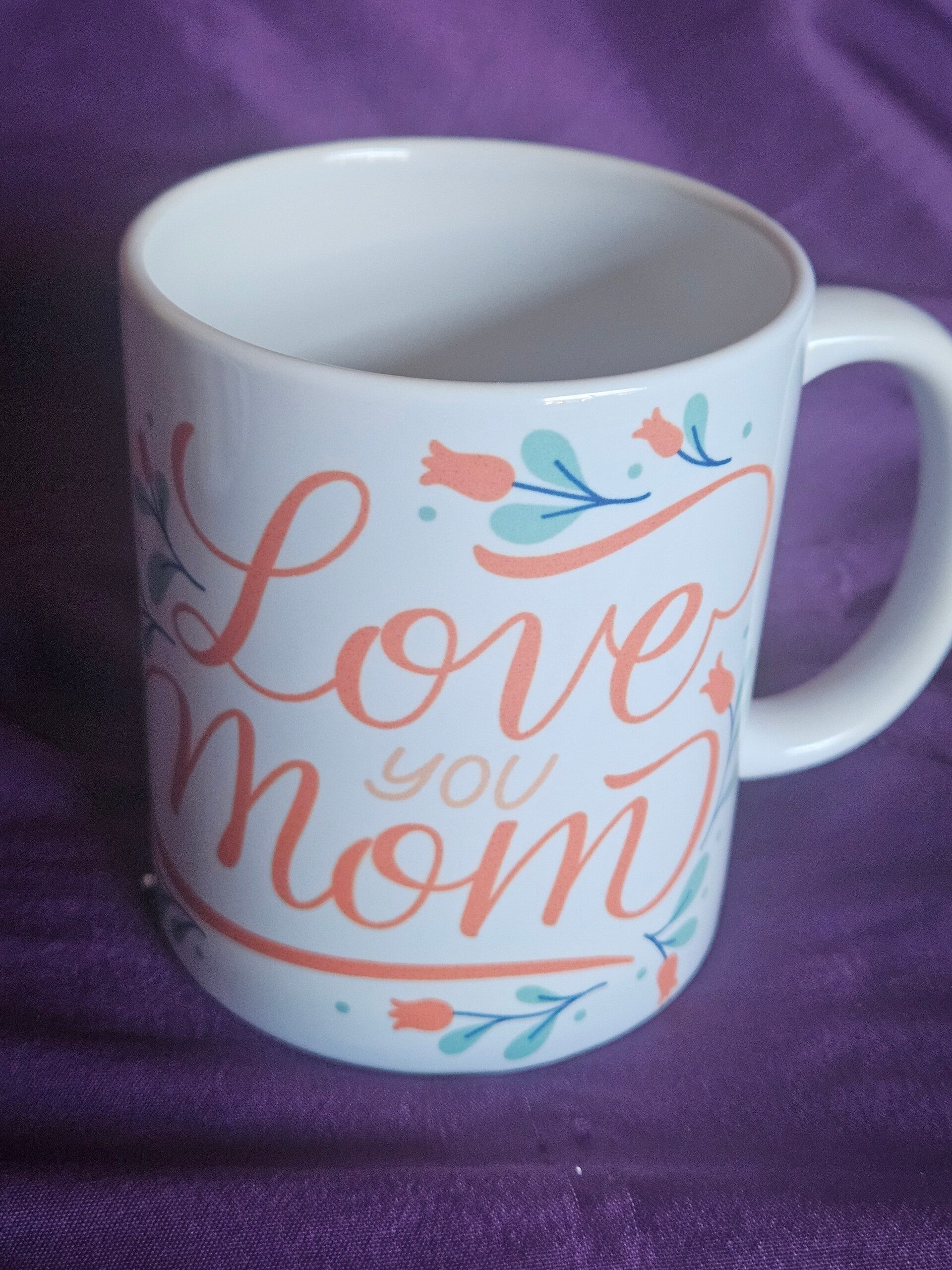 Show your appreciation with this beautiful "I Love You Mom" ceramic coffee mug.