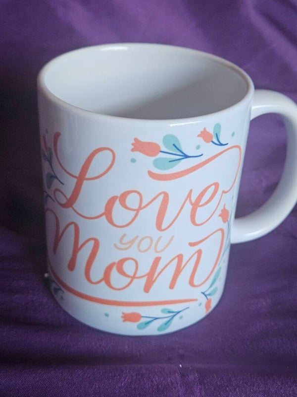 Show your appreciation with this beautiful "I Love You Mom" ceramic coffee mug.