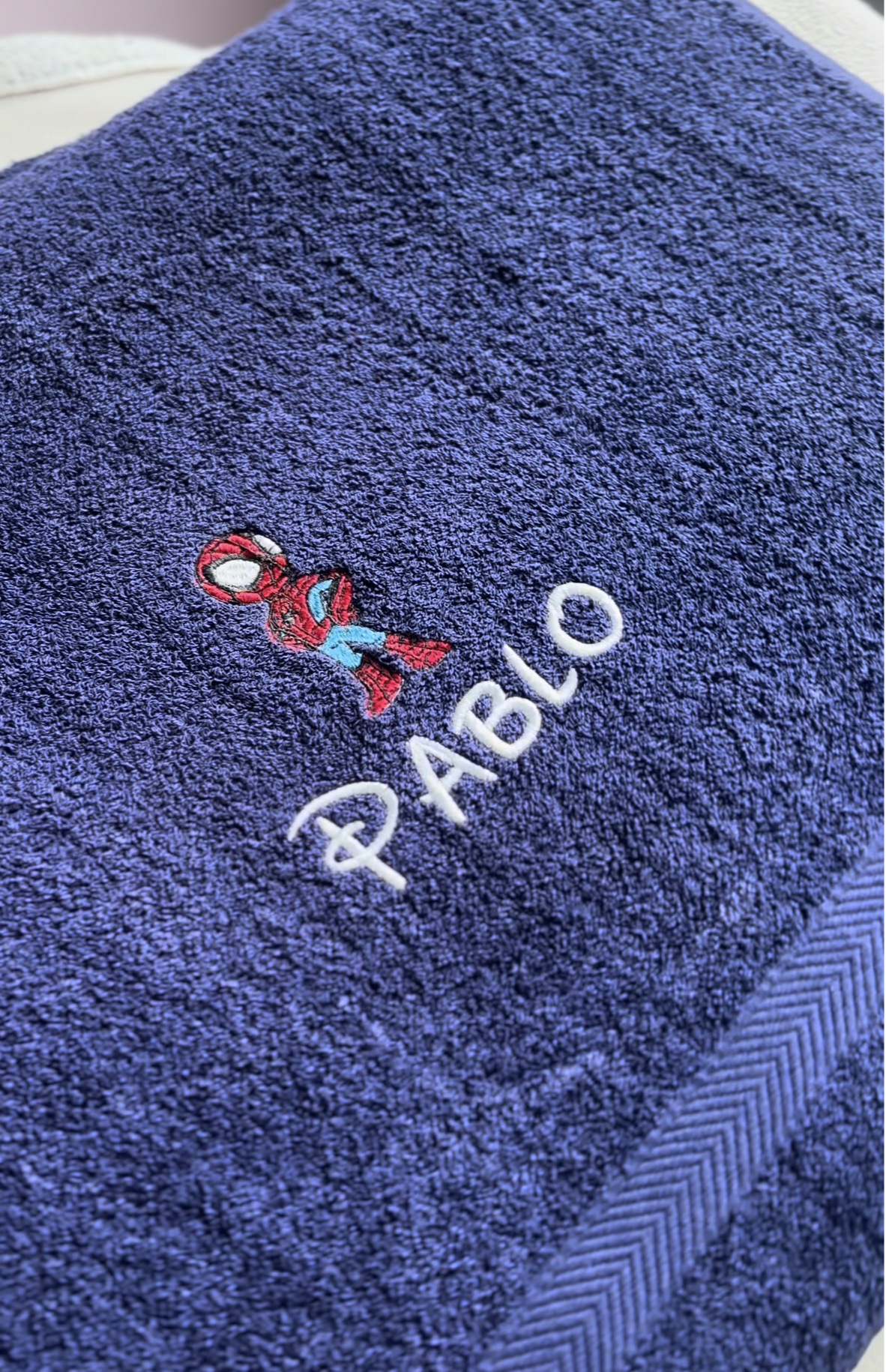 Geborduurde (bad-)handdoek