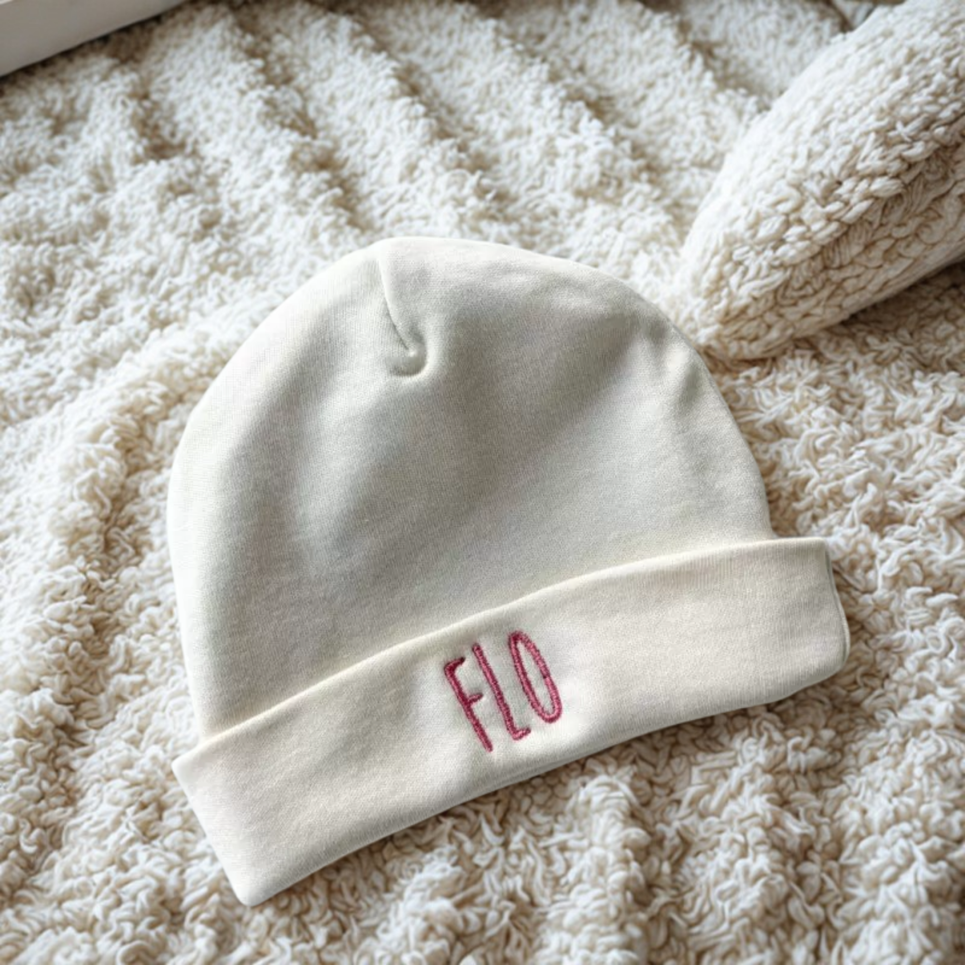 Geboortemutsje geborduurd