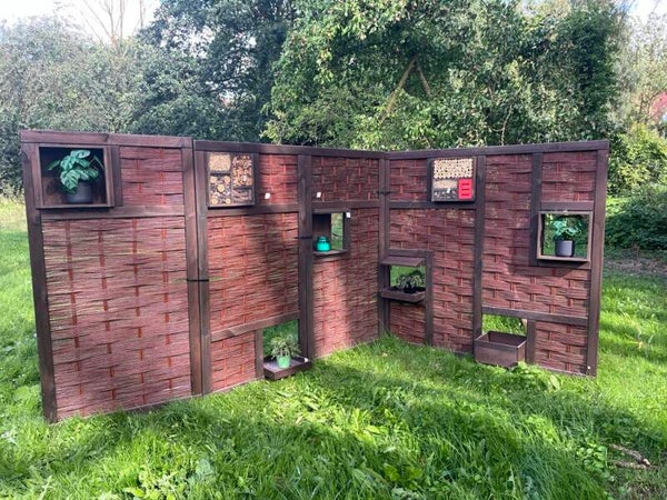 3-D Zaunsystem mit Einsätzen für Pflanzen oder Deko und zwei Insektenhotels