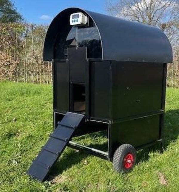 Kippenhok Nestor: VERHOOGD MODEL met mestlade, wielen & wegrolsysteem