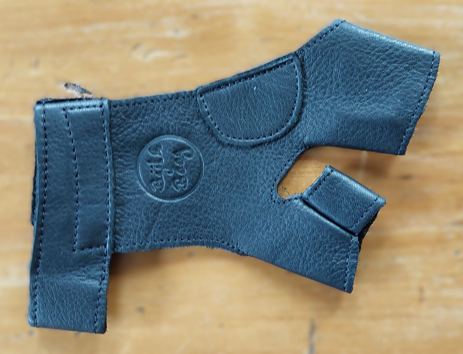 Booghand beschermer zwart leer voor rechtshandige schutters