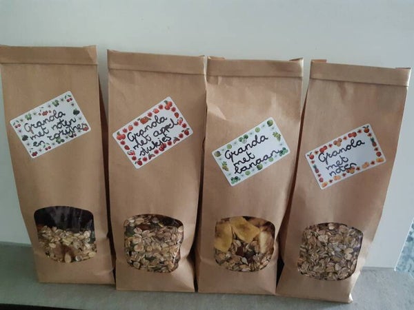 Huisgemaakte granola met appelstukjes met kaneel