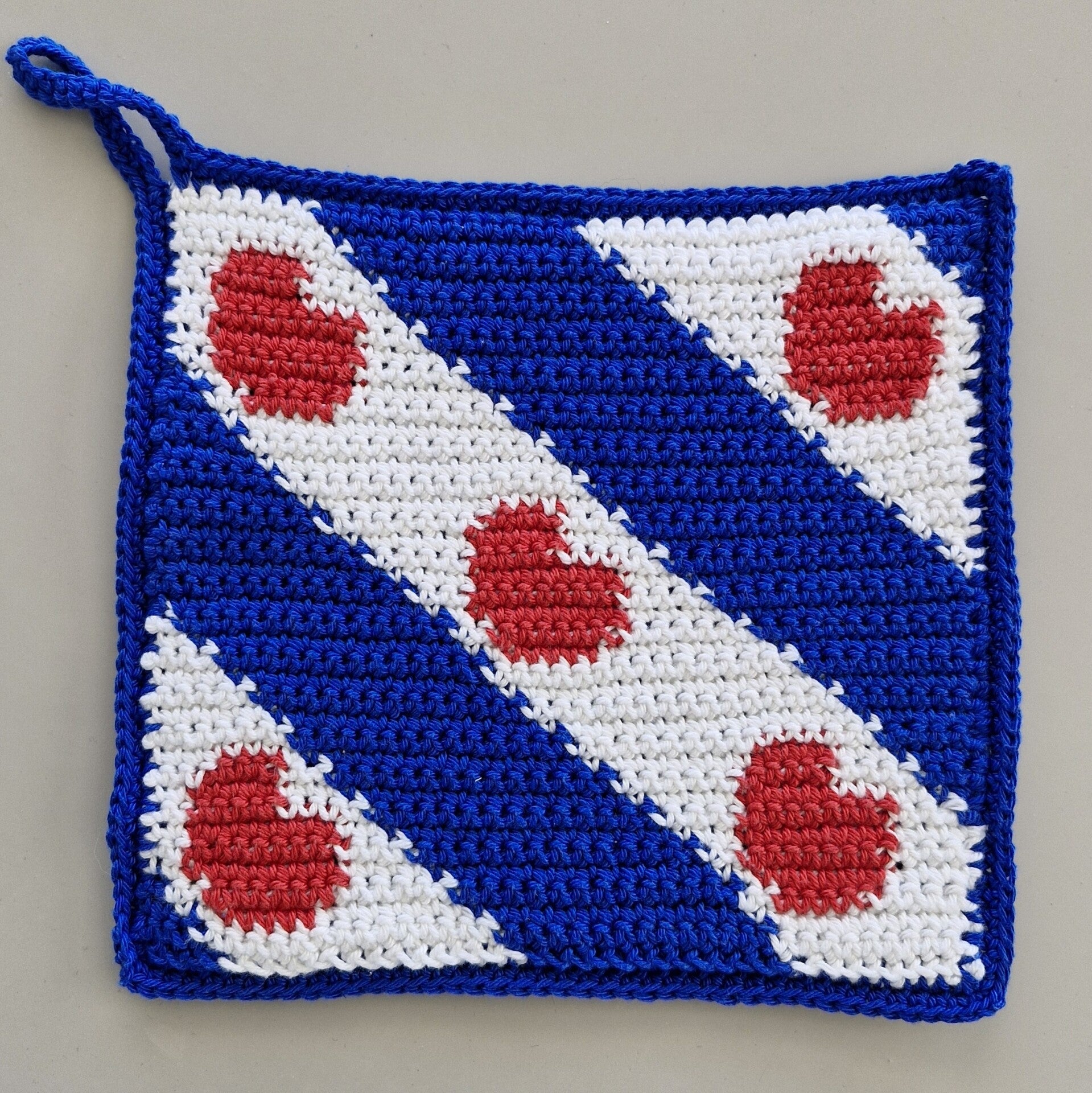 Gehaakte pannenlap met Friese vlag, ontwerp van BijtanteSyts
