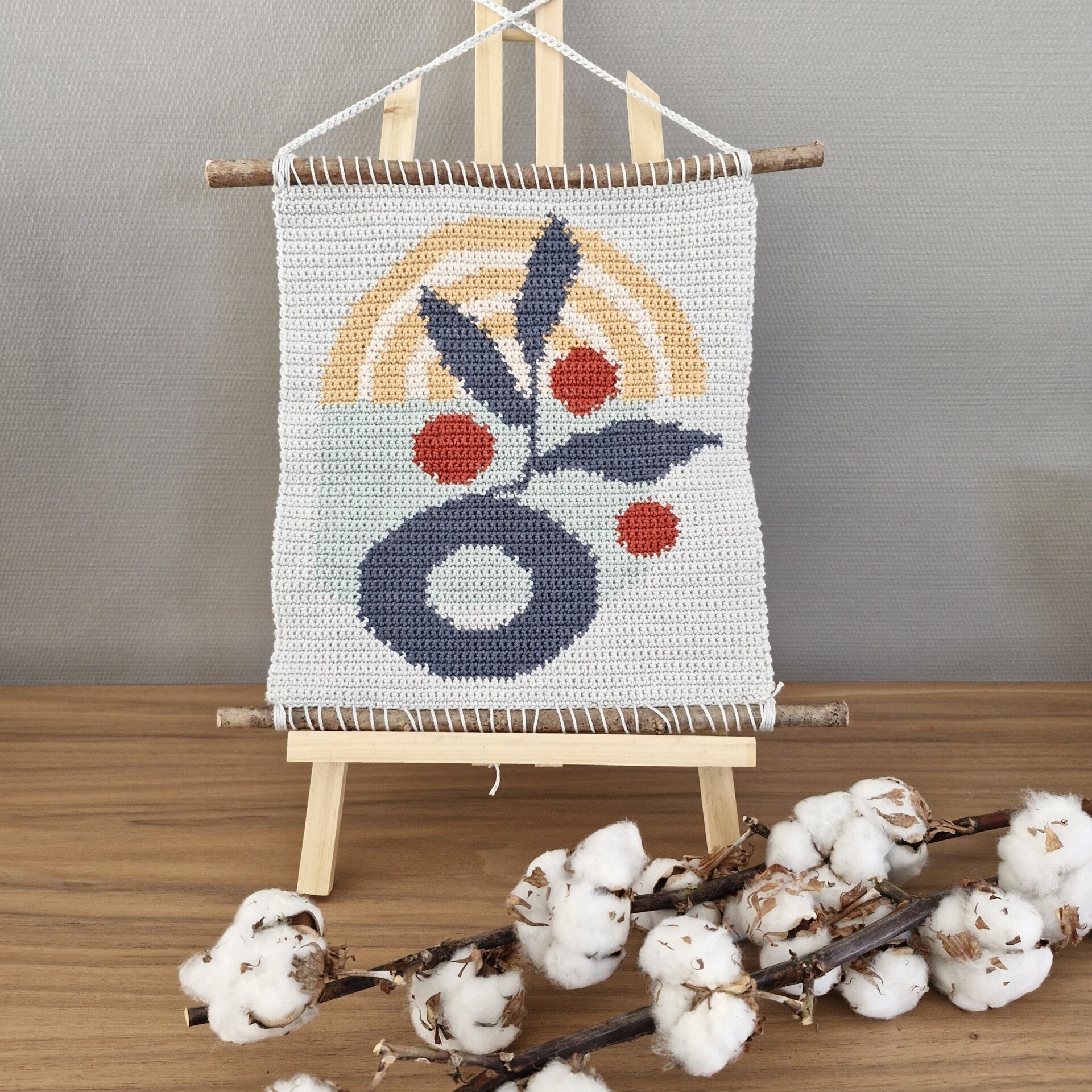 Abstracte wandhanger met vaas en tak haakpatroon