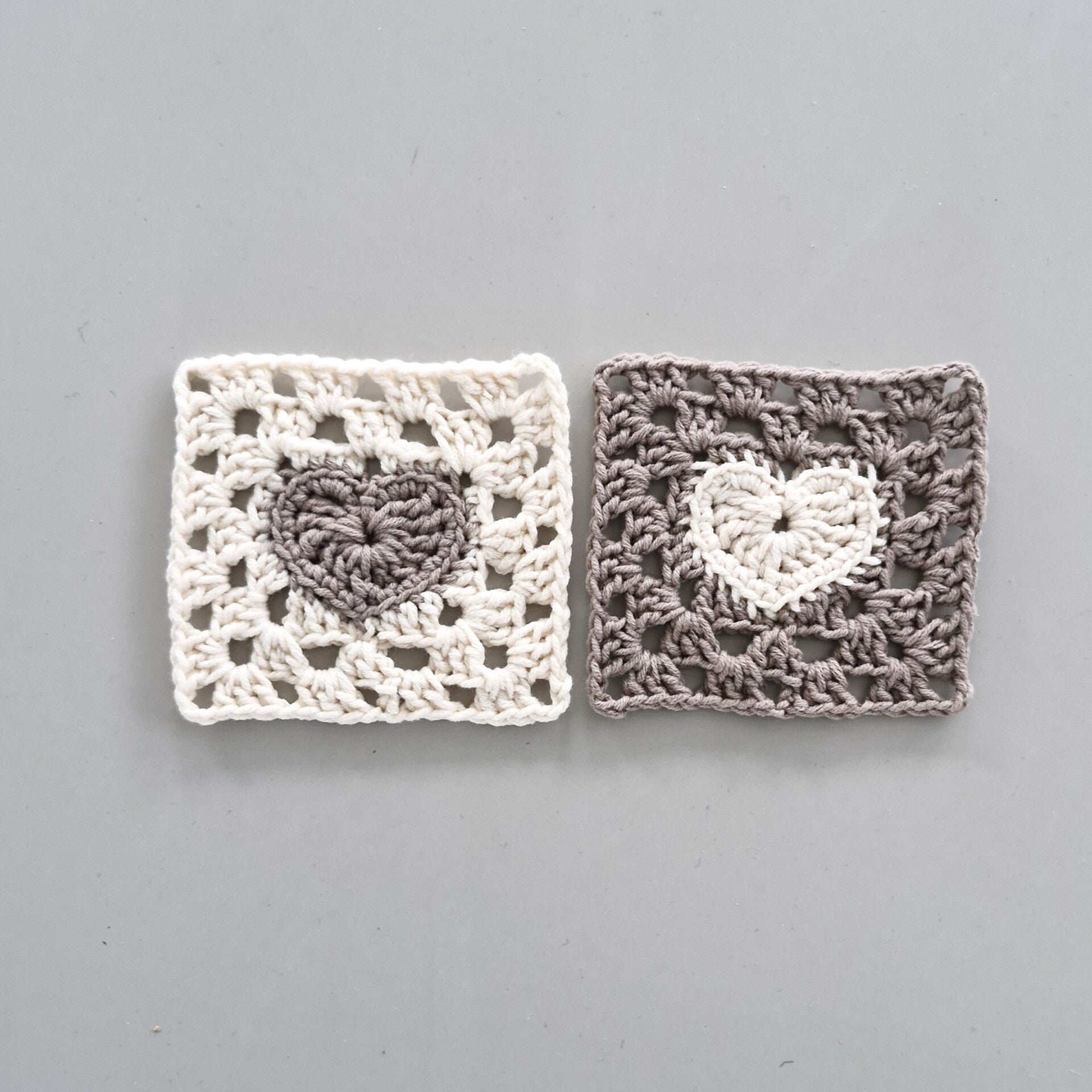Gehaakte onderzetters met hartje in granny square patroon, handgemaakt