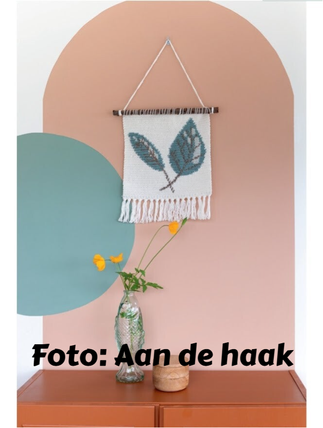 Wandhanger boven een dressoir