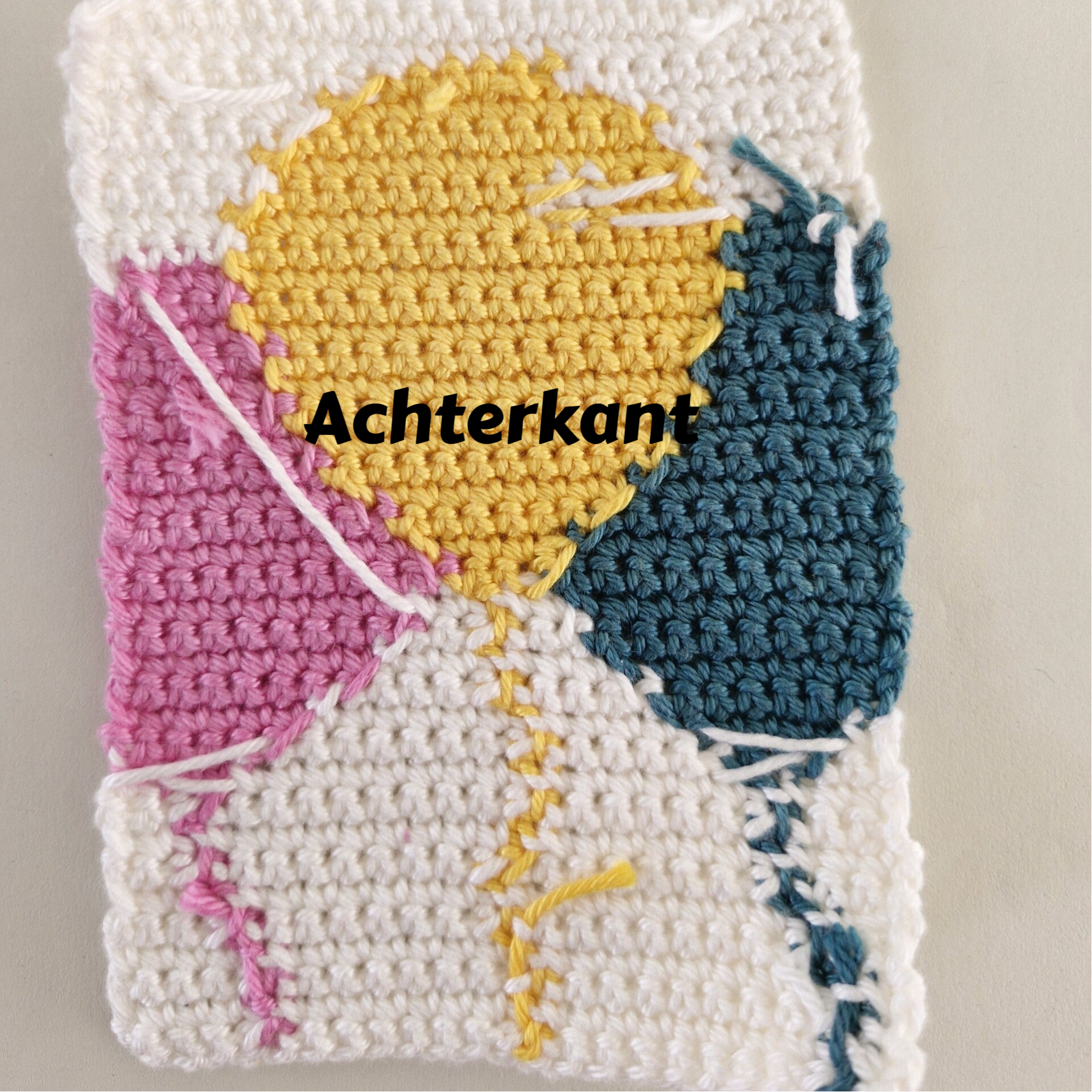 Achterkant van een intarsia haakwerk met nette afwerking zonder losse draden