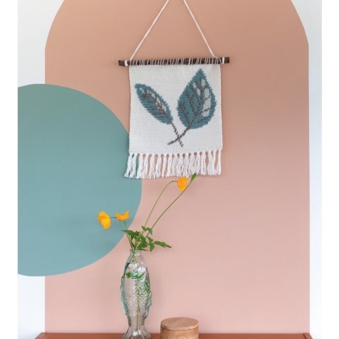 Gehaakte wandhanger met blaadjes in intarsia haken, gepubliceerd in Aan de Haak