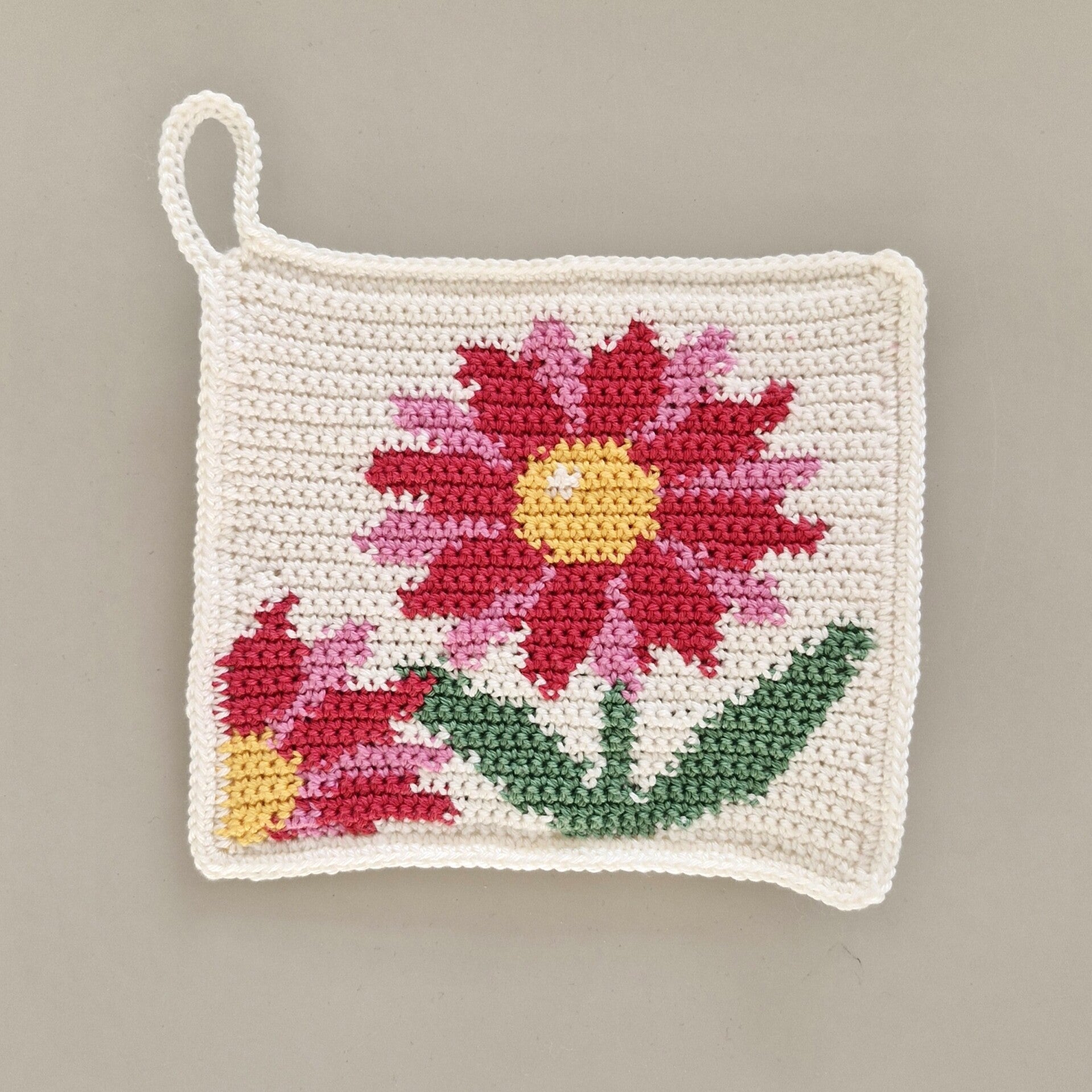 Gehaakte pannenlap met bloemmotief gemaakt met intarsia haken