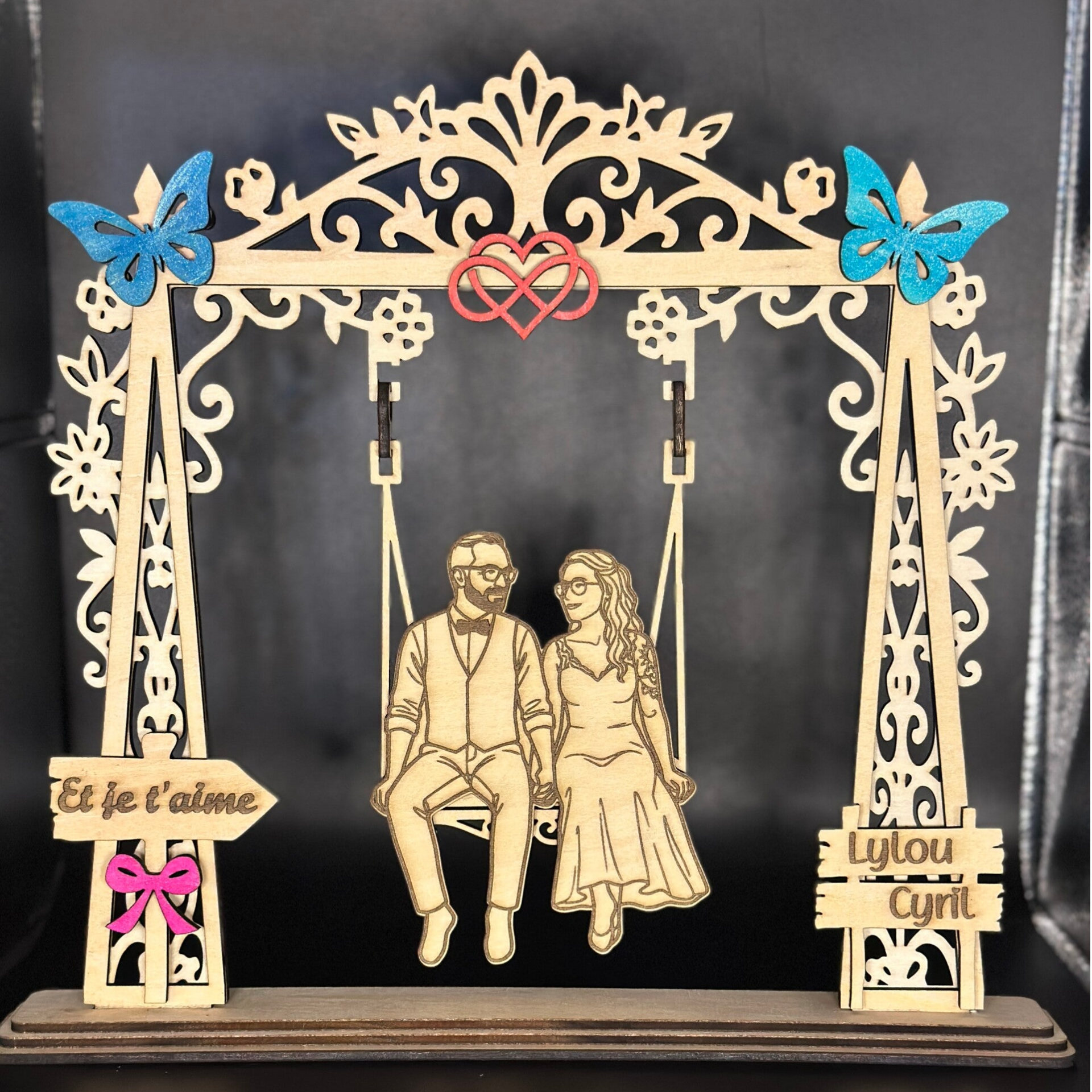 Couple sur balançoire (portrait dessiné d’après photo) - Cadre décoratif en bois personnalisé