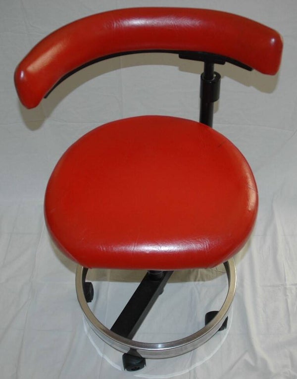 Sgabello professionale Anthos: ergonomia e qualità anni 80