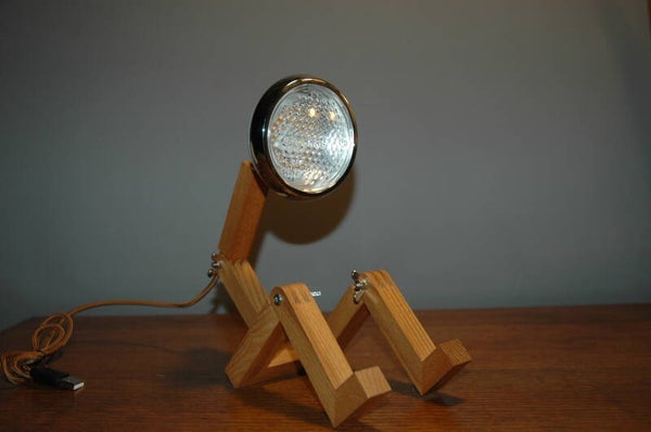 Mr. Wattson - Lampada mini con corpo in legno frassino regolabile a LED bianca