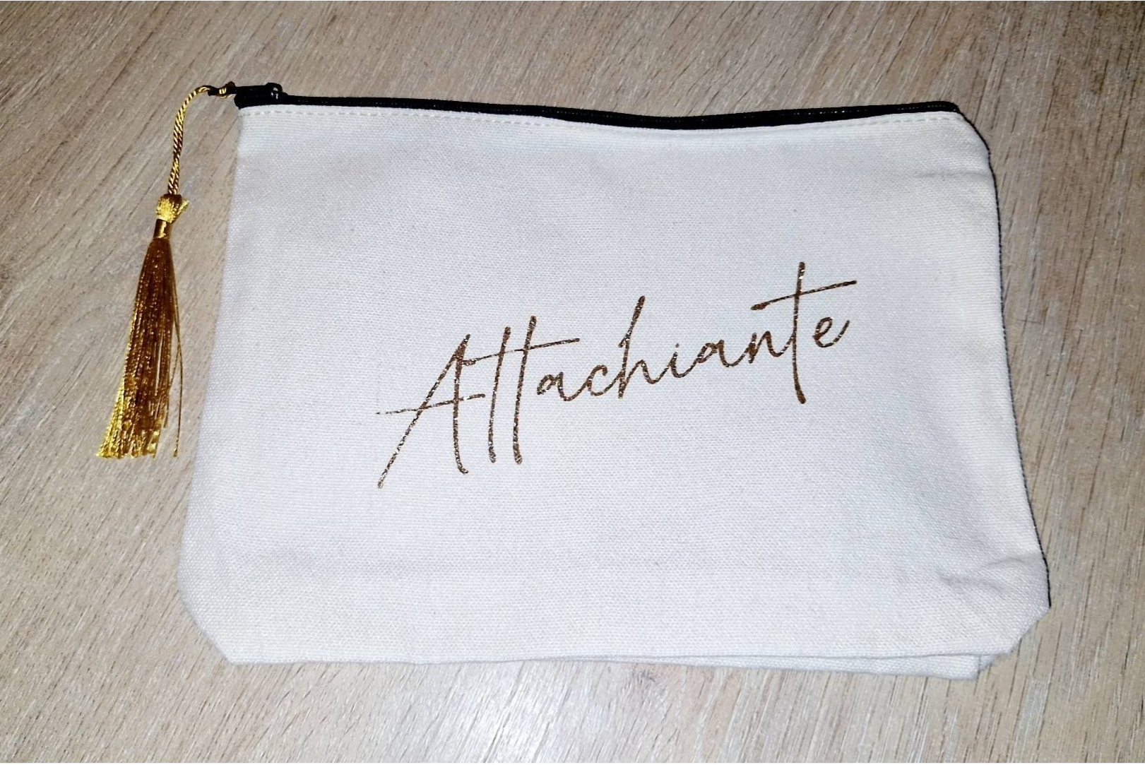 Pochette attachiante