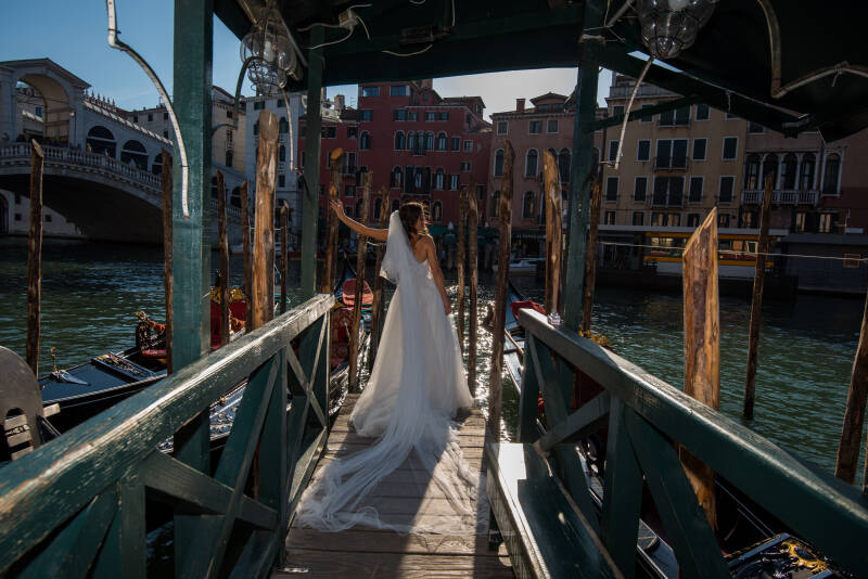 post wedding Venezia coppia sposi calle stretta luce naturale