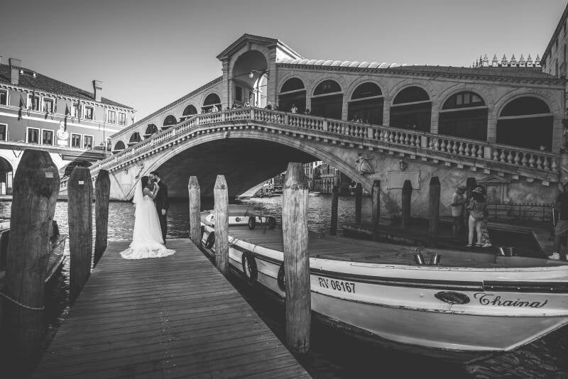 sposi camminano Venezia post wedding reportage matrimoniale