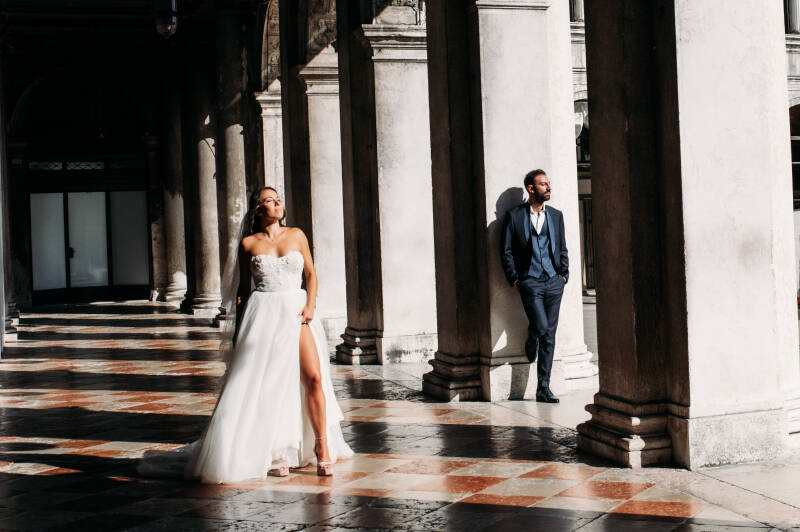 post wedding fotografico Venezia sposi canali alba