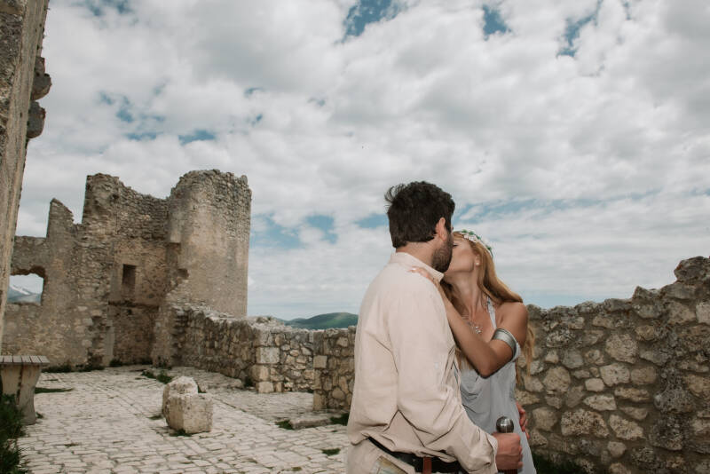 engagement session borgo medievale Grottammare vicoli pietra