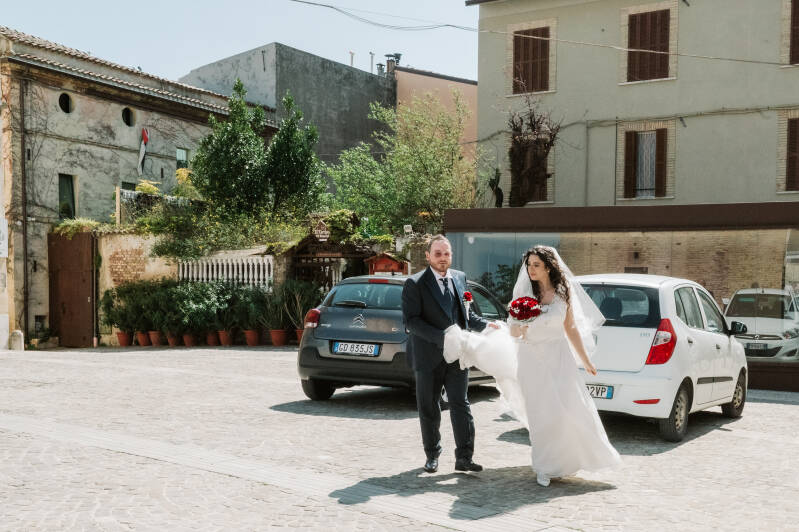 posi camminano paese alto San Benedetto del Tronto fotografo matrimonio