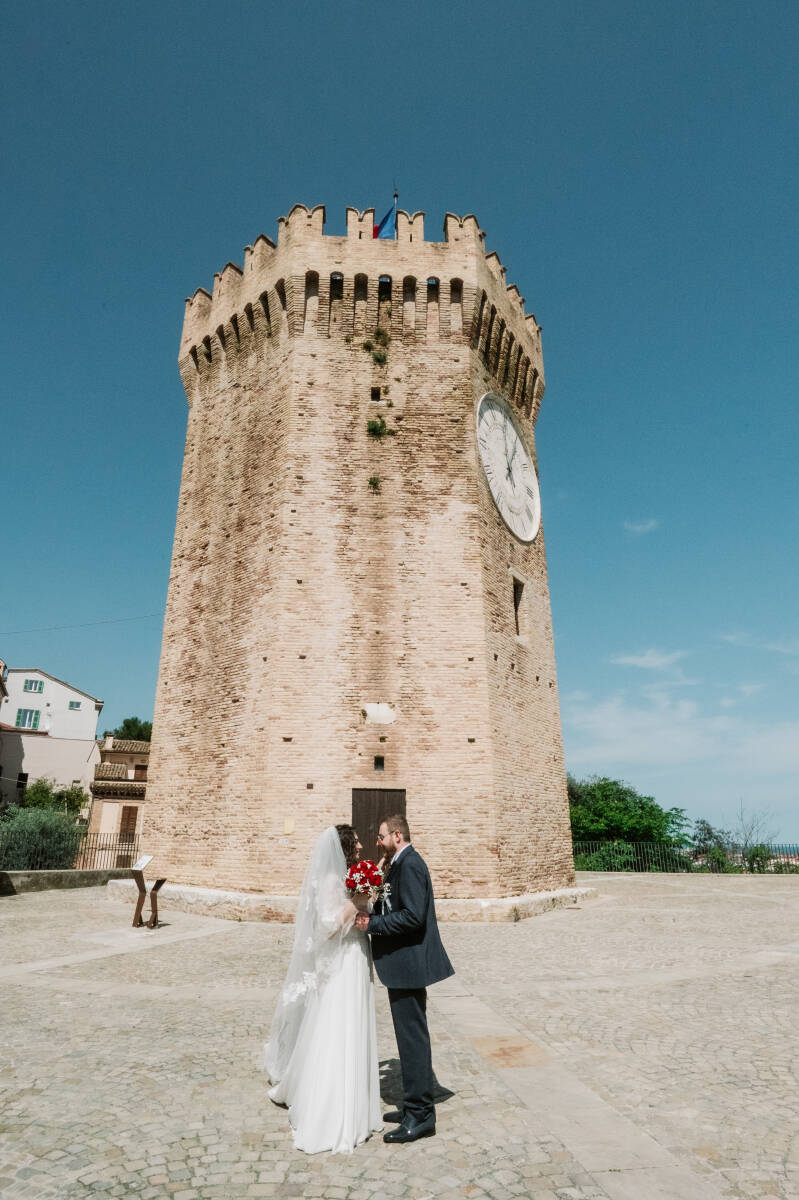 sposi sotto il Torrione San Benedetto del Tronto matrimonio aprile 2026