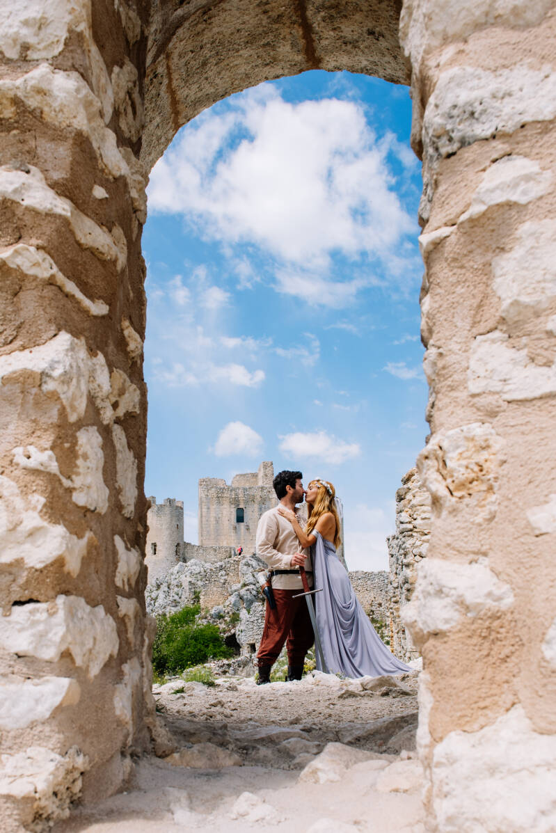 engagement session borgo medievale Grottammare vicoli pietra rocca calascio
