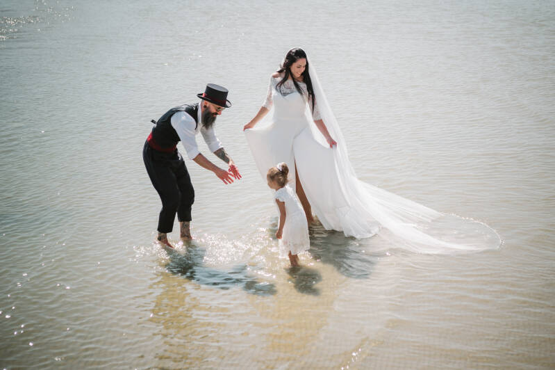 sposa entra in acqua abito matrimonio San Benedetto del Tronto Adriatico