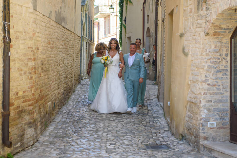 Sposa che cammina verso piazza peretti  a Grottammare