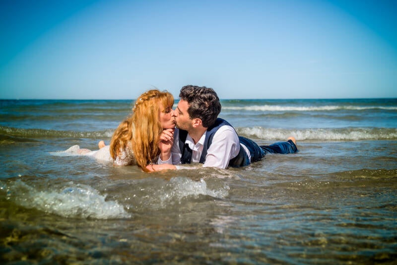 post wedding adriatico sposa abito bianco onde San Benedetto