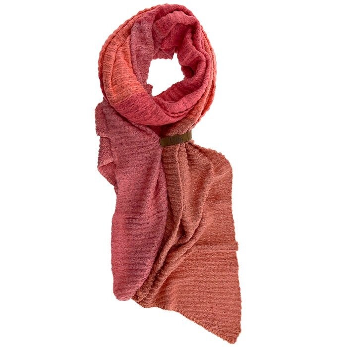 Warme sjaal in verschillende tinten roos
