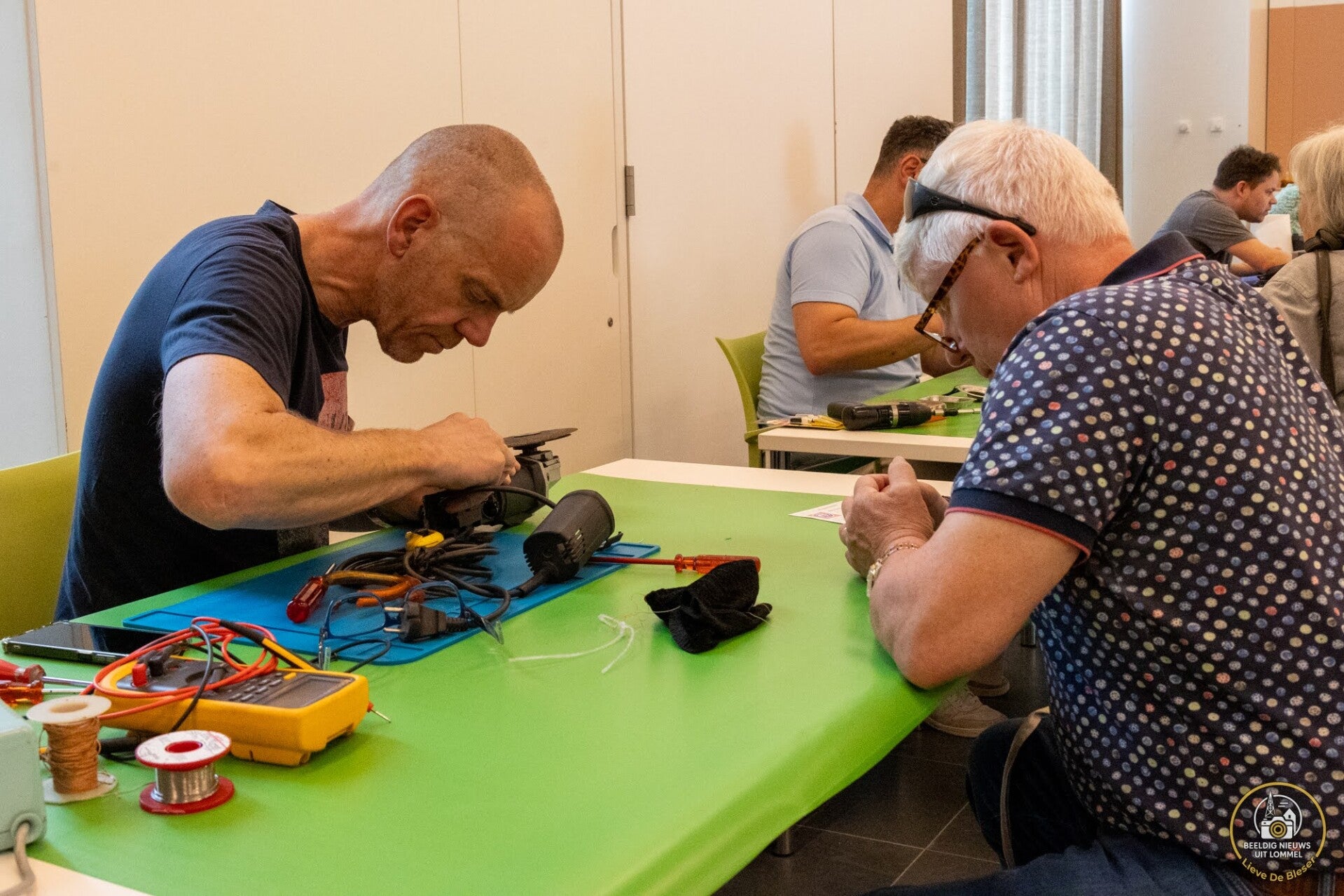 Reparatie van een klein houshoudelijk apparaat.