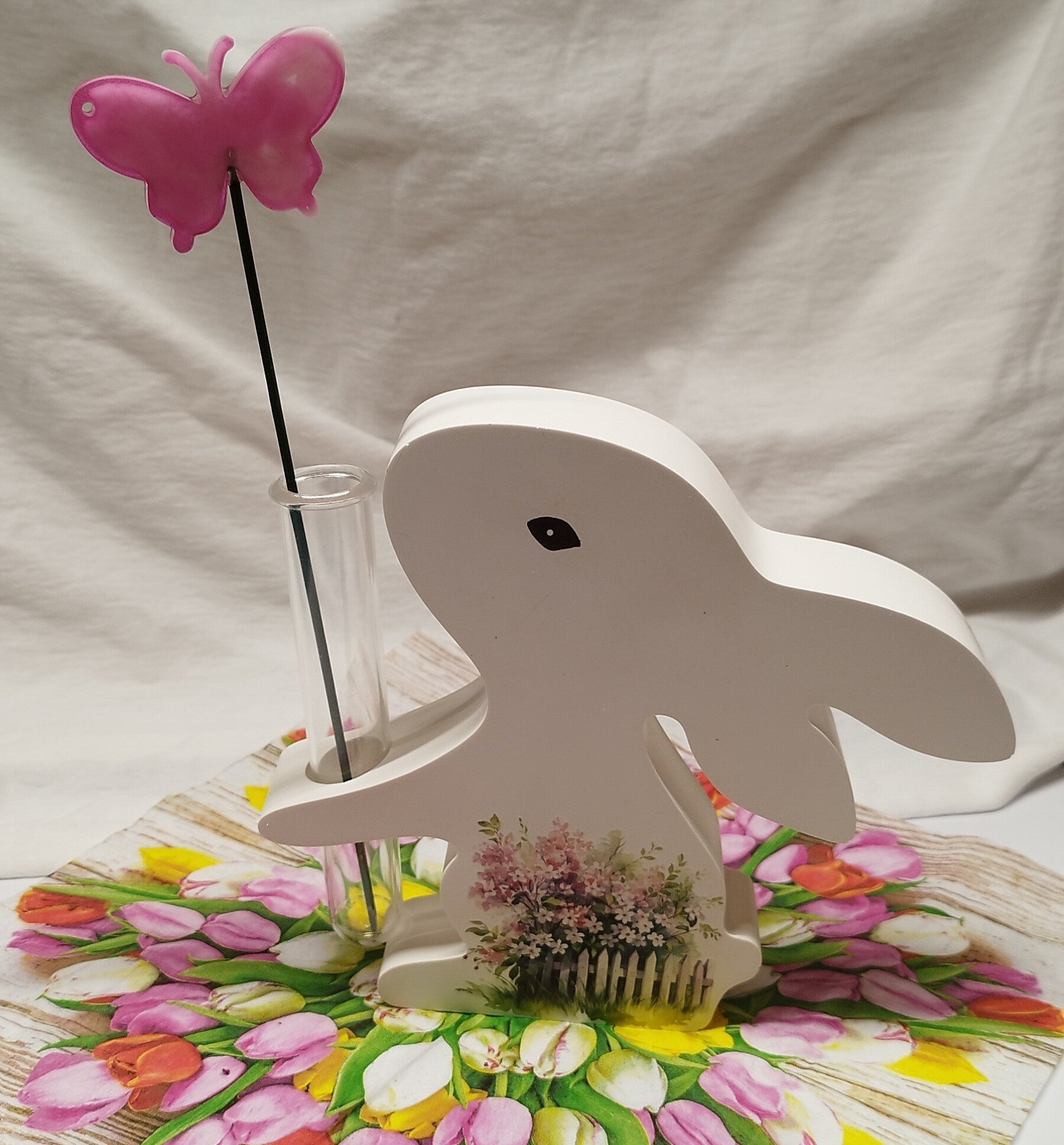 Gips Hase mit Reagenzglas und Schmetterlingeinstecker