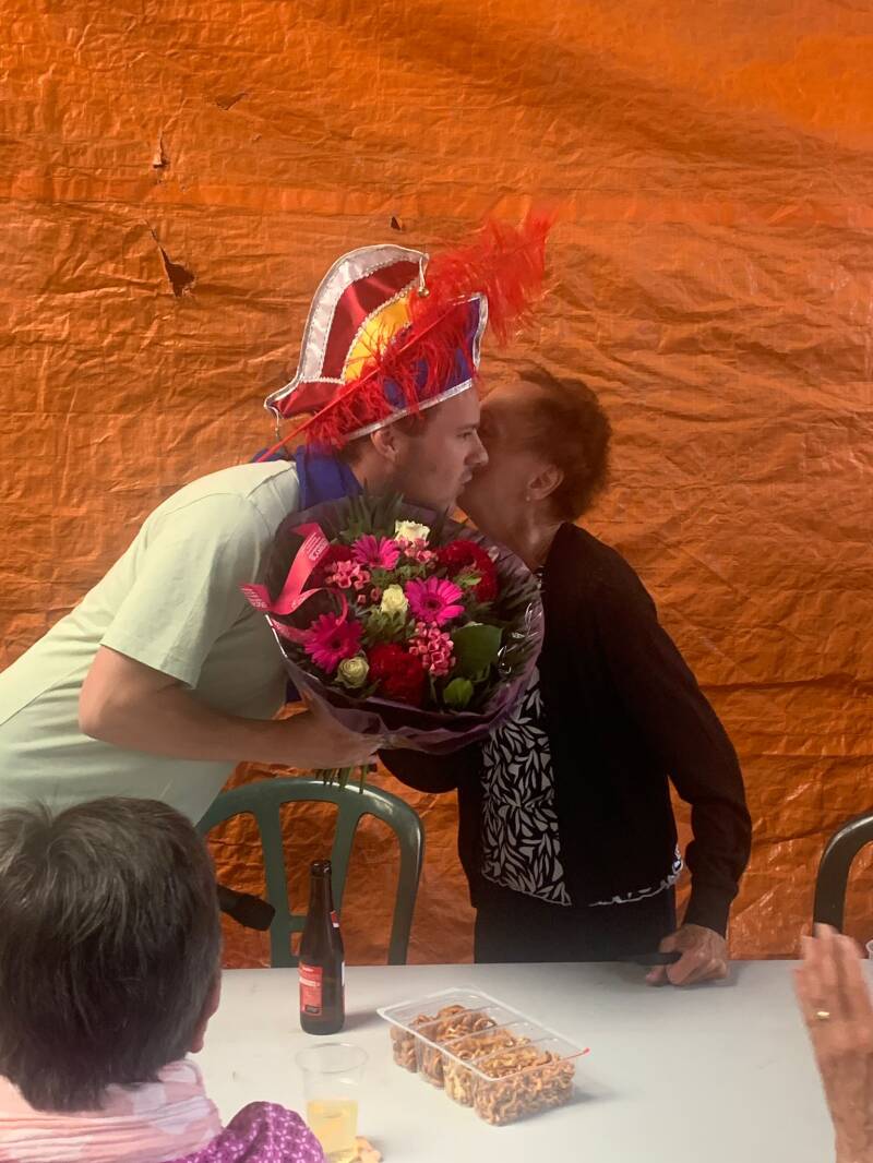 Jubilarissen worden gehuldigd bij bouwclub de Leutige Krabben uit Bergen op Zoom