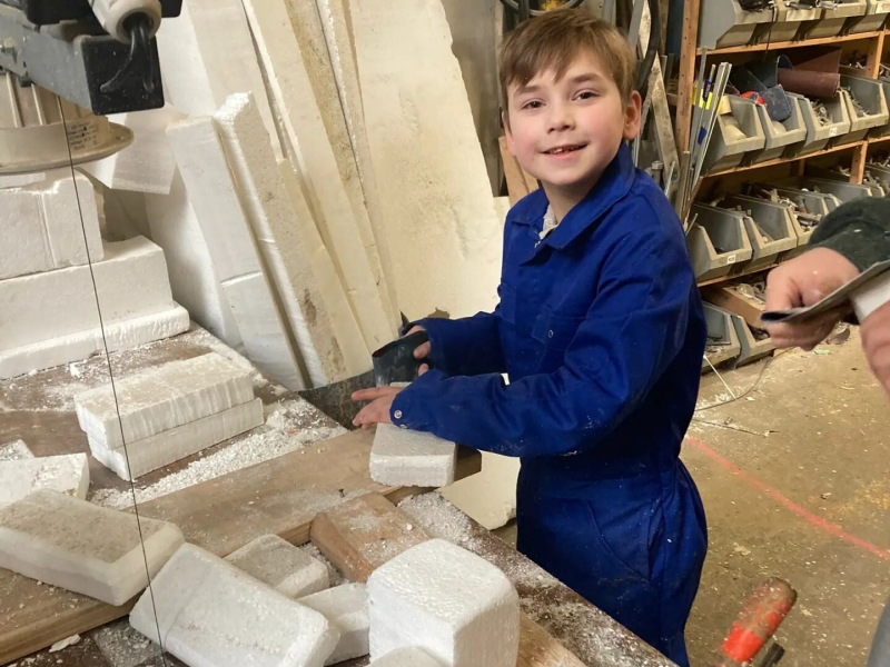 Ook de jeugd bouwt mee aan de optocht creaties voor de carnaval