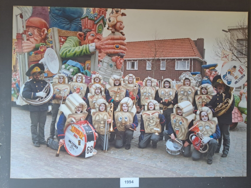 Paul Versijp - Optocht Krabbegat 1994 - Joorenplein, ut is en bleft eilige grond